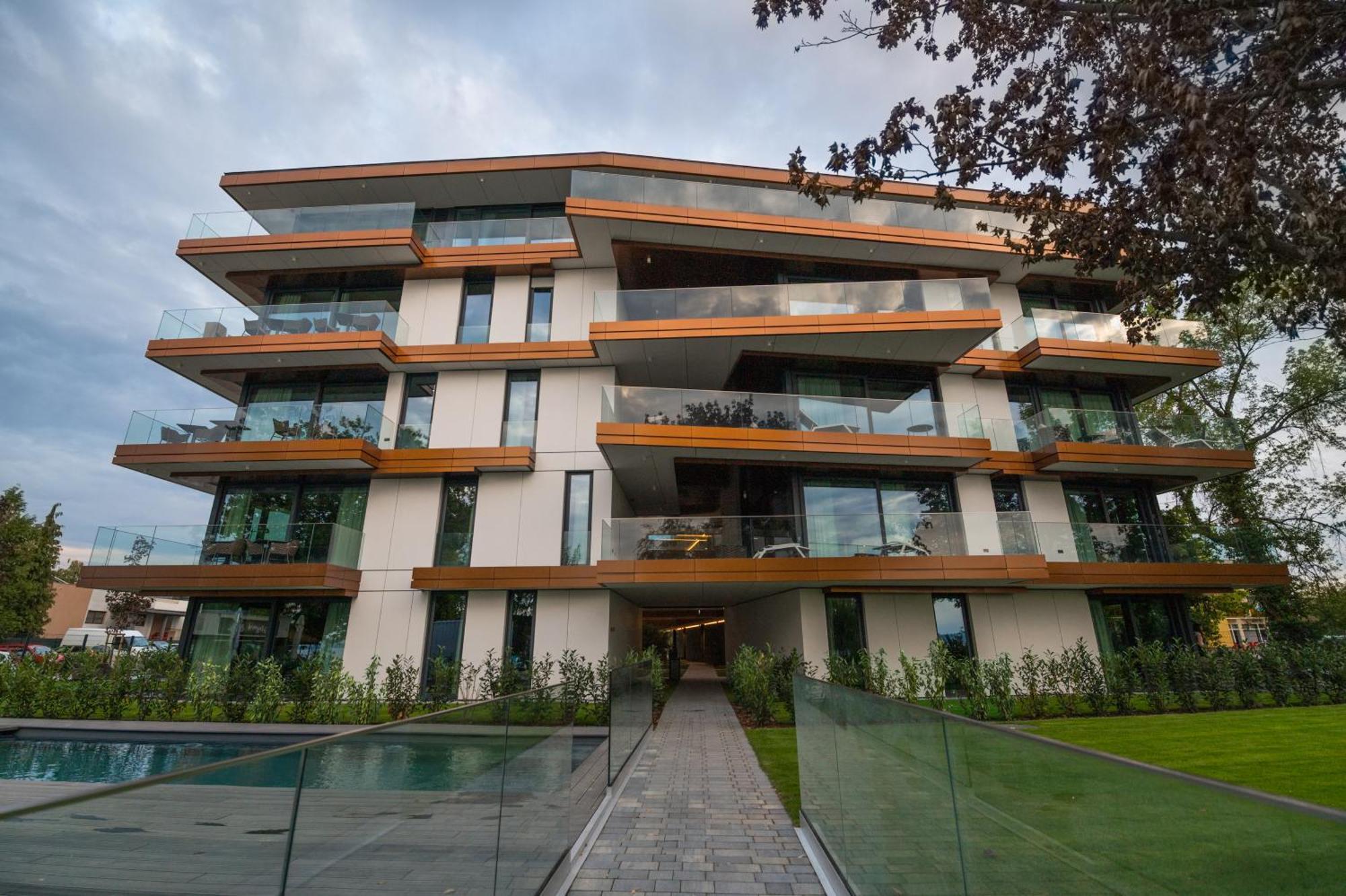 Bj81 Suite Hotel Siofok Luaran gambar